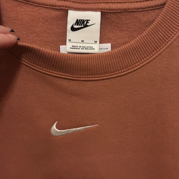 Brand New Nike Women’s Crewneck - medium
Willing to negotiate ☺️ - Picture 3 of 4